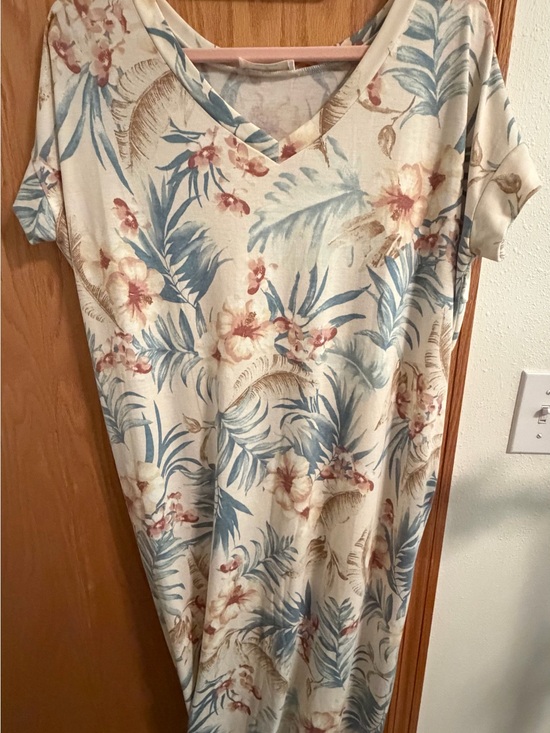 Zenana Outfitters Tops - Zenana Cream Floral V-Neck Tunic with Blue & Pink Print